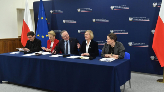 Minister kultury i dziedzictwa narodowego Bartłomiej Sienkiewicz (C) oraz wiceministrowie kultury i dziedzictwa narodowego: Andrzej Wyrobiec (L), Joanna Scheuring-Wielgus (2L), Bożena Żelazowska (2P) i Marta Cienkowska (P) podczas konferencji prasowej w siedzibie resortu. Warszawa, 15.02.2024. Fot. PAP/P. Nowak