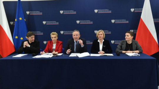 Minister kultury i dziedzictwa narodowego Bartłomiej Sienkiewicz (C) oraz wiceministrowie kultury i dziedzictwa narodowego: Andrzej Wyrobiec (L), Joanna Scheuring-Wielgus (2L), Bożena Żelazowska (2P) i Marta Cienkowska (P) podczas konferencji prasowej. Warszawa, 15.02.2024. Fot. PAP/P. Nowak