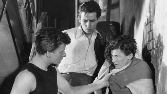 Tadeusz Janczar (C), Mieczysław Stoor (L) i Andrzej Kozak (P) w filmie Aleksandra Forda "Piątka z ulicy Barskiej". Fot. PAP/CAF 