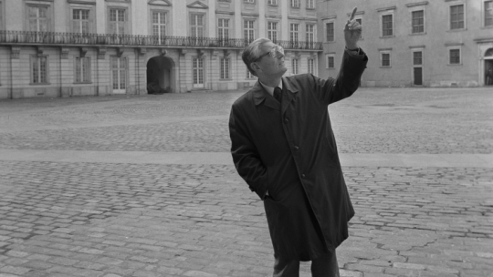 Aleksander Gieysztor na dziedzińcu odbudowywanego Zamku Królewskiego w październiku 1980 r. Fot.PAP/L. Łożyński 