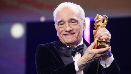 Martin Scorsese odbierający Złotego Niedźwiedzia podczas Berlinale. Fot. PAP/EPA/C. Bilan