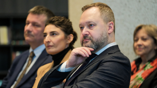 Dyrektor Biblioteki Narodowej Tomasz Makowski i dyrektor Departamentu Restytucji Dóbr Kultury w MKiDN Elżbieta Rogowska na uroczystym przekazaniu do zbiorów Biblioteki Uniwersyteckiej we Wrocławiu odzyskanych XIX-wiecznych ksiąg. Fot: PAP/M. Marek