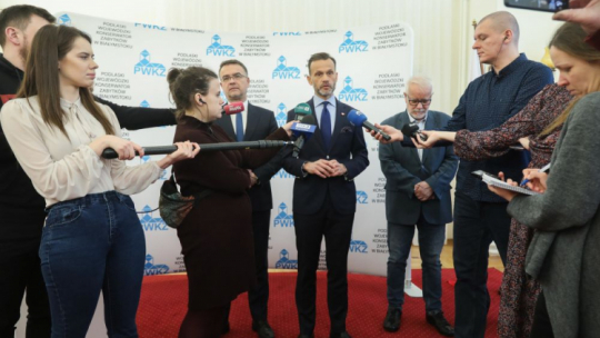 Wojewódzki konserwator zabytków Adam Musiuk (centrum-L), wojewoda podlaski Jacek Brzozowski (C) i pełnomocnik wojewody ds. ochrony i promocji dziedzictwa kulturowego Jerzy Urwanowicz (centrum-P) podczas konferencji prasowej w Wojewódzkim Urzędzie Ochrony Zabytków. Białystok, 08.02.2024. Fot. PAP/A. Reszko