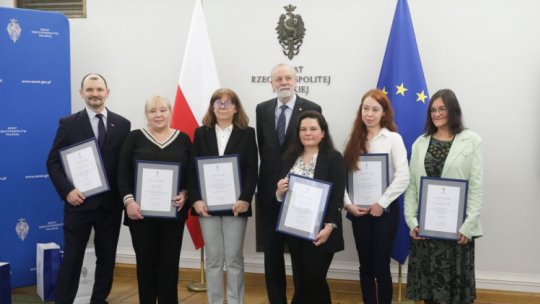 Warszawa, 28.02.2024. Senator KO Rafał Grupiński (4P) oraz laureaci: Ewa Trzcińska (2L), Andrzej Pisalnik (L), Danuta Świątek (3L), Dorota Jaśkiewicz-Łebek (P), Joanna Sikora (2P) i Marzena Wróbel-Szała (3P) na wręczeniu nagród w konkursie dla dziennikarzy polskich i polonijnych o nagrodę Marszałka Senatu pn. „Polki poza Polską”. Fot. PAP/T. Gzell