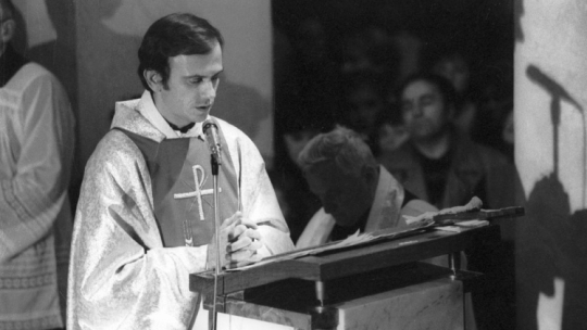Ks. Jerzy Popiełuszko odprawia mszę świętą w intencji ojczyzny w kościele św. Stanisława Kostki. Warszawa, 31.10.1982. Fot. PAP/W. Kryński