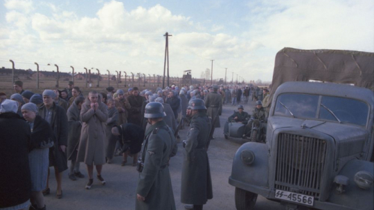 Realizacja amerykańskiego filmu „Triumf ducha” w reż. Roberta M. Younga: sceny kręcone w b. niemieckim obozie Auschwitz-Birkenau. Oświęcim, 03.1989. Fot. PAP/J. Ochoński