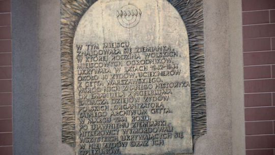 Tablica przy ul. Grójeckiej 77 upamiętniająca lokatorów i opiekunów bunkra „Krysia”. Fot. PAP/M. Obara