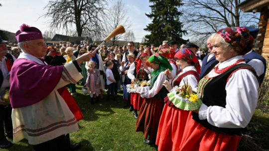 Biskup pomocniczy kielecki Marian Florczyk (L) podczas tradycyjnego święcenia pokarmów przed dworem Stefana Żeromskiego w Ciekotach.  30.03.2024. Fot. PAP/P. Polak