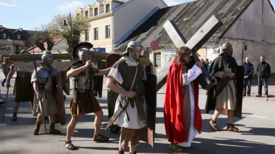 Misterium Męki Pańskiej na rynku w Górze Kalwarii. 2017 r. Fot. PAP/P. Supernak