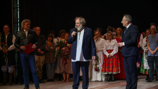 Dyrektor Naczelny i Artystyczny Teatru im. Słowackiego Krzysztof Głuchowski (L), aktor Andrzej Grabowski (C) i minister kultury i dziedzictwa narodowego Bartłomiej Sienkiewicz (P) po premierze spektaklu "Wesele" Stanisława Wyspiańskiego w reżyserii Mai Kleczewskiej. Fot. PAP/Ł. Gągulski
