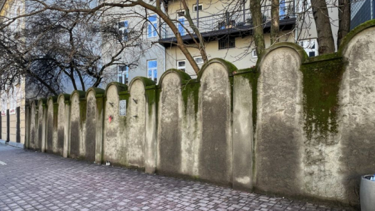 Zachowane fragmenty muru getta między budynkami przy ul. Lwowskiej 25-29 w Krakowie. Na tablicy upamiętniającej więzionych tu Żydów umieszczono napisy po hebrajsku oraz po polsku: „Tu żyli, cierpieli i ginęli z rąk hitlerowskich oprawców. Stąd wiodła ich ostatnia droga do obozów zagłady. Fragment murów getta żydowskiego 1941–1943”. Fot. PAP/J. Ochoński