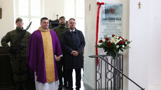W gdańskiej Bazylice Mariackiej odsłonięto tablicę ks. Bernarda Wieckiego. Fot. Oddziałowe Biuro Edukacji Narodowej IPN w Gdańsku
