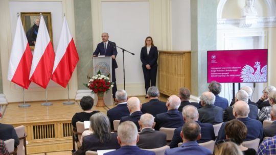 Warszawa, 19.03.2024. Zastępca prezesa IPN Mateusz Szpytma (C) podczas uroczystości wręczenia Krzyży Wolności i Solidarności działaczom opozycji niepodległościowej z lat 1956–1989, w Pałacu Staszica. Fot. PAP/R. Guz