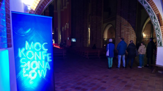 Nocy Konfesjonałów w Bazylice Archikatedralnej św. Jakuba Apostoła w Szczecinie. 2023 r. Fot. PAP/M. Bielecki