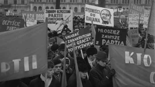 Propagandowy wiec poparcia dla antysyjonistycznej polityki PZPR w Kielcach po zamieszkach marcowych. Fot. PAP/W. Wawrzynkiewicz 