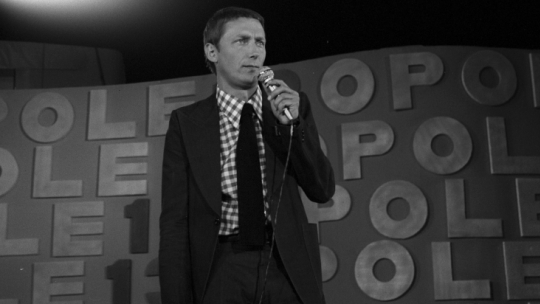 XIII Krajowy Festiwal Piosenki Polskiej w Opolu, 25–29 czerwca 1975. Na scenie poeta, satyryk, artysta kabaretowy, autor tekstów piosenek, kompozytor Wojciech Młynarski. Fot. PAP/Z. Wdowiński