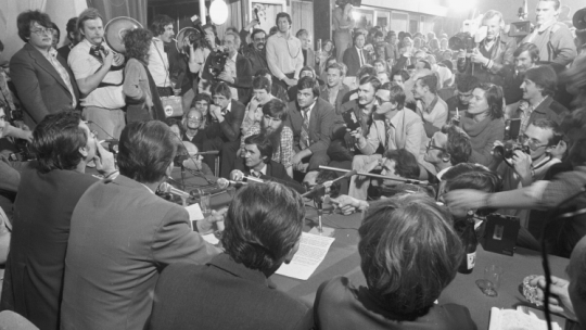 Delegacja Solidarności na spotkaniu z przedstawicielami mediów we wrześniu 1980 r. Fot. PAP/J. Morek