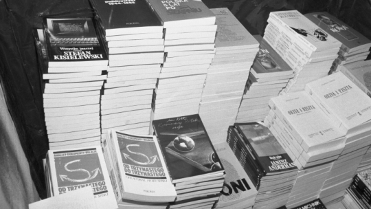Wystawa podziemnej literatury (drugi obieg) i sprzętu poligraficznego w 1986 r. odkrytych przez funkcjonariuszy Służby Bezpieczeństwa podczas próby ich przemytu do Polski z Zachodu. Fot. PAP/J. Morek