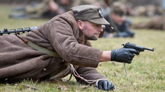 Rekonstruktorzy z GRF Bemowo, GH „Zgrupowania Radosław” i GRH WiN podczas inscenizacji przygotowanej w 2015 r. w warszawskim Parku Skaryszewskim z okazji obchodzonego w całej Polsce Dnia Pamięci Żołnierzy Wyklętych. Fot. PAP/M. Obara 