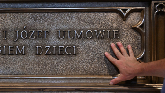 Relikwiarz w kształcie sarkofagu, z doczesnymi szczątkami błogosławionych członków rodziny Ulmów w bocznym ołtarzu kościoła pw. św. Doroty w Markowej. PAP/D. Delmanowicz