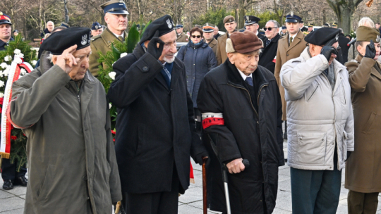 Jerzy Mindziukiewicz (trzeci od lewej) podczas uroczystości z okazji 82. rocznicy przekształcenia Związku Walki Zbrojnej w Armię Krajową, Warszawa 14 lutego 2024. Fot. PAP/R. Pietruszka