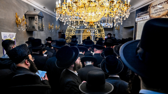 Chasydzi z Europy, USA, Kanady i Izraela podczas uroczystości z okazji rocznicy śmierci cadyka Elimelecha w Leżajsku. Uczestnicy pielgrzymki modlą się przy grobie cadyka i składają na nim zapisane na kartkach prośby. Fot. PAP/D. Delmanowicz.