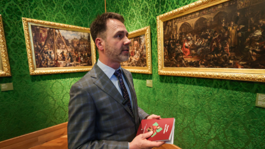 Kurator dr Mariusz Klarecki podczas prezentacji wystawy "Matejko nieznany. Dzieła z kolekcji prywatnych" w Zamku Królewskim w Warszawie. Fot. PAP/S. Pulcyn