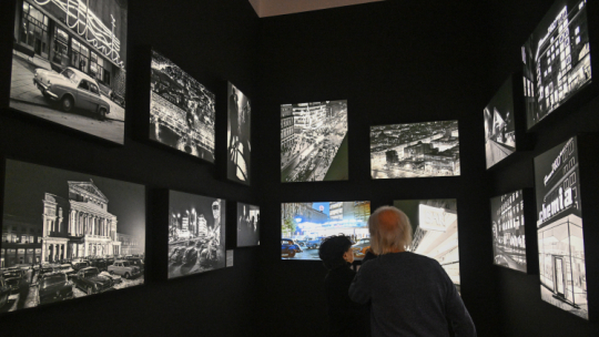 Wernisaż „Zbyszko Siemaszko. Fotograf Warszawy” w Domu Spotkań z Historią w Warszawie. Fot. PAP/R. Pietruszka