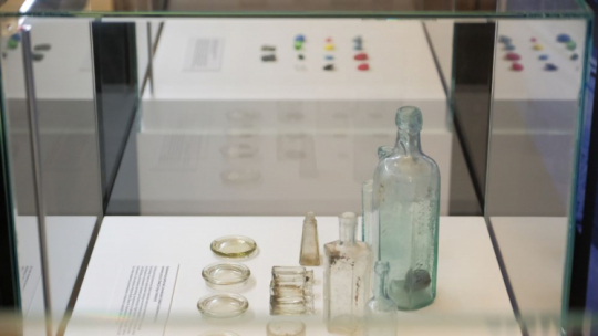 Prezentacja wybranych artefaktów kamienic z dawnej ul. Złotej podczas konferencji prasowej dot. zapowiedzi otwarcia wystawy znalezisk odkrytych podczas prac archeologicznych na placu Centralnym. Warszawa, 21.03.2024.  Fot. PAP/M. Marek
