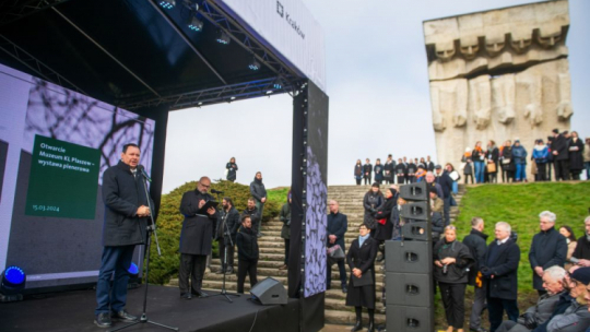 Ambasador Izraela w Polsce Yacov Livne (L) oraz prezydent Krakowa Jacek Majchrowski (2P-dół) podczas otwarcia wystawy plenerowej Muzeum KL Plaszow "KL Plaszow. Miejsce po, miejsce bez". Fot. PAP/Art Service