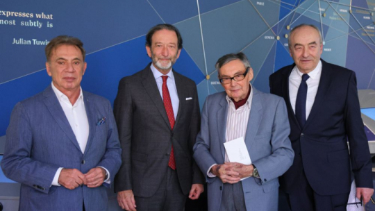 Ambasador RFN w Polsce Viktor Elbling (2L), przewodniczący Rady Muzeum Historii Żydów Polskich POLIN Marian Turski (2P), dyrektor Muzeum POLIN Zygmunt Stępiński (P), przewodniczący Zarządu Stowarzyszenia Żydowski Instytut Historyczny w Polsce Piotr Wiślicki (L) podczas uroczystości przekazania przez MSZ Niemiec grantu na rzecz projektu „Pamięć, Edukacja, Integracja” w Muzeum Polin w Warszawie. Fot. PAP/P. Supernak