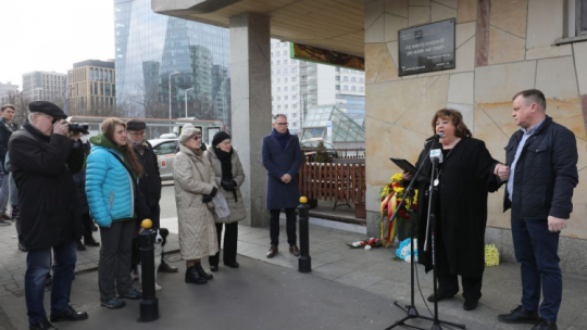 Prezes Fundacji Shalom, aktorka i piosenkarka Gołda Tencer (2P) podczas uroczystości upamiętniających 54. rocznicę Marca '68 przed tablicą pamiątkową na Dworcu Gdańskim. Warszawa, 08.03.2022. Fot. PAP/P. Supernak