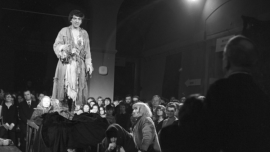 Jerzy Trela jako Konrad w „Dziadach” Adama Mickiewicza. Reżyseria Konrad Swinarski. Stary Teatr im. Heleny Modrzejewskiej. Kraków, 21.03.1973. Fot. PAP/A. Piotrowski