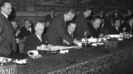 Podpisanie traktatów ustanawiających Europejską Wspólnotę Gospodarczą oraz Europejską Wspólnotę Energii Atomowej. Rzym, 25.03.1957. Fot. PAP/EPA