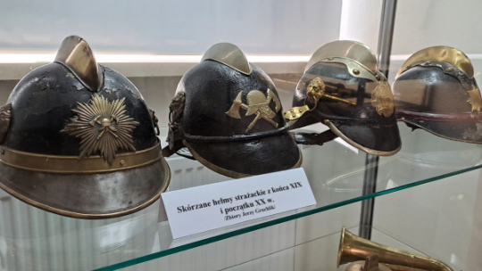 Hełmy strażackie z XIX i XX. /Źródło: Muzeum w Wodzisławiu Śląskim