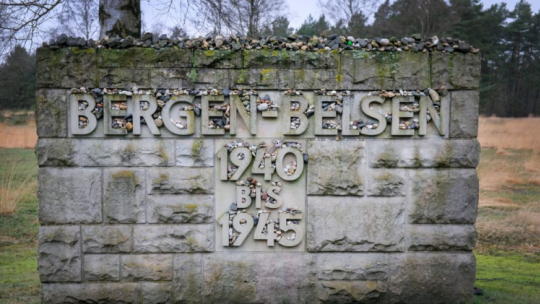 Teren b. niemieckiego nazistowskiego obozu koncentracyjnego Bergen-Belsen. Fot. PAP/EPA