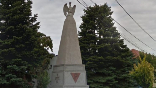 Pomnik ofiar I i II wojny światowej w Borzęcinie. Źródło: Google Maps – Street View