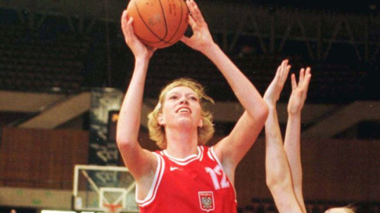 Małgorzata Dydek (z piłką). 1999 r. Fot. PAP/R. Koszowski. 