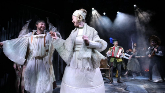 Aktorzy Grzegorz Kwiecień (L) i Malwina Laska-Eichmann (2L) podczas próby medialnej spektaklu "Gra snów" w reż. Sławomira Narlocha na Scenie przy Wierzbowej Teatru Narodowego w Warszawie. Fot. PAP/A. Zawada