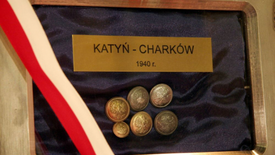 Pod tablicą upamiętniającą zbrodnię katyńska umieszczono kilka guzików, które Rada Ochrony Pamięci Walk i Męczeństwa podarowała szczecińskiemu Stowarzyszeniu „Katyń”. Guziki pochodzą z ekshumacji przeprowadzanych w latach 1995-96. Szczecin, 2007 r. Fot. PAP/J. Undro