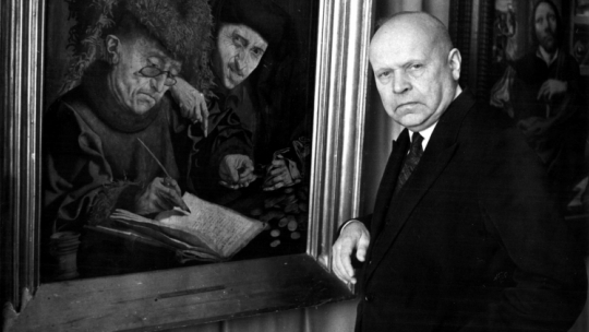 Prof. Stanisław Lorentz przy obrazie „Poborcy podatków” Marinusa van Reymerswaele w Muzeum Narodowym w Warszawie. Fot.PAP/CAF/E. Uchymiak