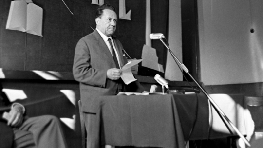 Sesja wyjazdowa w Przeroślu w 1964 r. działającego przy Związku Literatów Polskich (ZLP) Klubu Literatów Krąg, zrzeszającego m.in. twórców katolickich związanych ze Stowarzyszeniem PAX. Na zdjęciu: przemawia pisarz Jalu Kurek. Fot. PAP/M. Stankiewicz