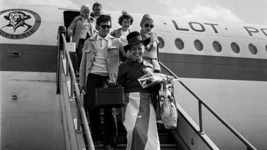 Lotnisko Warszawa-Okęcie. Pasażerowie opuszczają pokład samolotu PLL LOT „Mikołaj Kopernik”, 1973 r. PAP/Afa Pixx/I. Komar