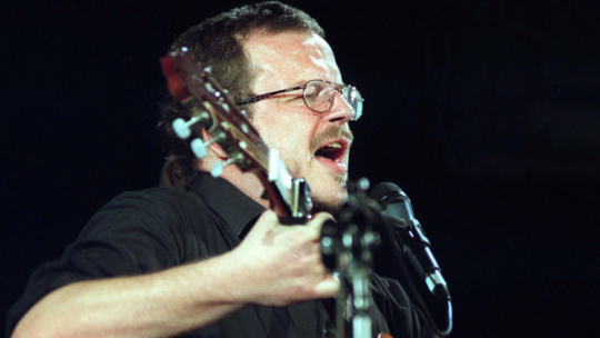 Jacek Kaczmarski wystąpił podczas koncertu "Bardowie bez granic" który zakończył 18. Ogólnopolski Przegląd Piosenki Autorskiej OPPA 2000. Fot. PAP/T. Gzell 