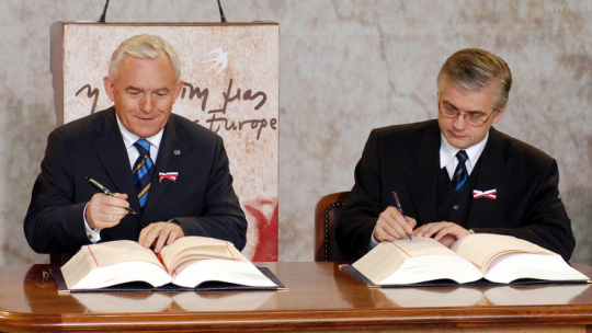 Premier Leszek Miller i szef dyplomacji Włodzimierz Cimoszewicz podpisują Traktat Akcesyjny w Atenach, 2003 r. PAP/ R. Pietruszka