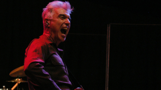 David Byrne podczas koncertu w Buenos Aires w 2004 r. PAP/EPA/C. De Luca 