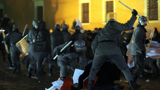 Członkowie grupy rekonstrukcyjnej odtwarzający starcie oddziałów ZOMO i MO z manifestacją solidarnościową na pl. Zamkowym w Warszawie w 30. rocznicę wprowadzenia stanu wojennego. Fot. PAP/G. Jakubowski