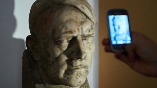 Muzeum Narodowe w Gdańsku - rzeźba przedstawiająca głowę Adolfa Hitlera. Wykonaną z marmuru rzeźbę znaleziono w ziemi, podczas prac w muzealnym ogrodzie. Autorem jest ceniony, choć powiązany z nazizmem, rzeźbiarz Josef Thorak. Fot. PAP/A. Warżawa