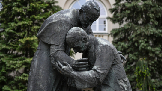 Pomnik Papieża Jana Pawła II i Kardynała Stefana Wyszyńskiego na dziedzińcu Katolickiego Uniwersytetu Lubelskiego im. Jana Pawła II. Fot. PAP/W. Jargiło 