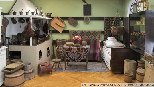 Muzeum im. ks. Stanisława Staszica, znajdujące się w Dworku Du Chateau z 1791 roku. Na zdjęciu: izba wiejska - ekspozycja etnograficzna, obrazująca kulturę ludową i sztukę ludową Ziemi Hrubieszowszkiej. Fot.  Afa Pixx/Zenon Żyburtowicz/ARCH/PAP